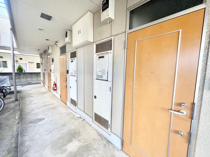 物件外観写真6　(エントランス部分)