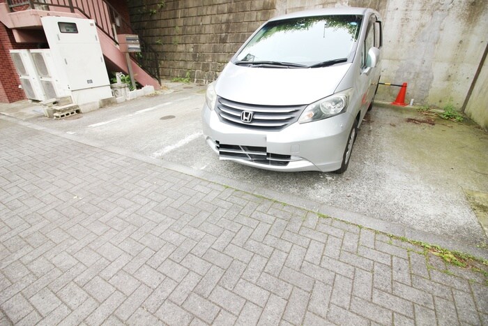 物件外観写真5　(駐車場)