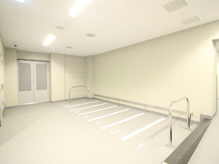 物件外観写真5　(バイク置き場)