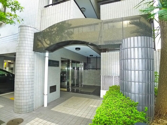 物件外観写真2　(エントランス部分)