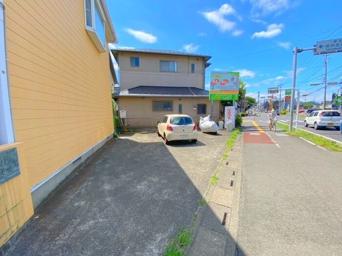 物件外観写真3　(駐車場)