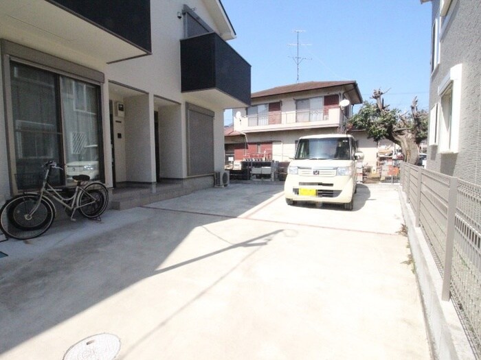 物件外観写真3　(駐車場)