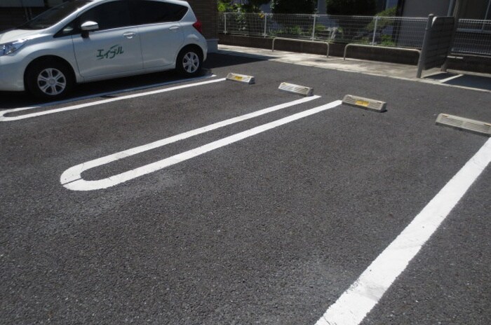 物件外観写真6　(駐車場)