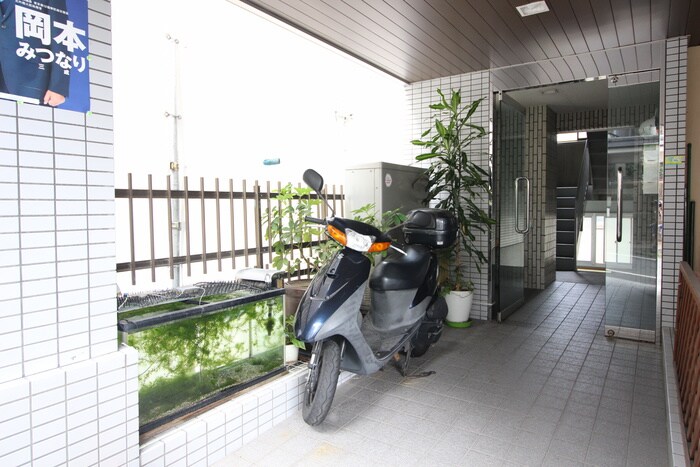 物件外観写真2　(エントランス部分)