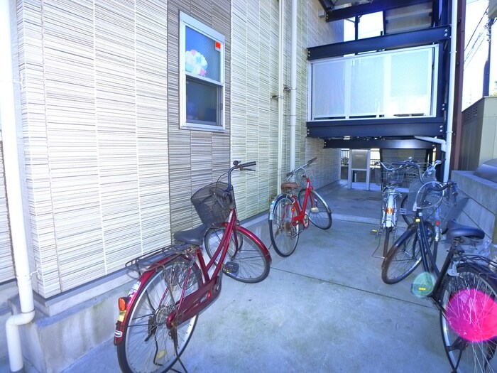 物件外観写真4　(駐輪場)