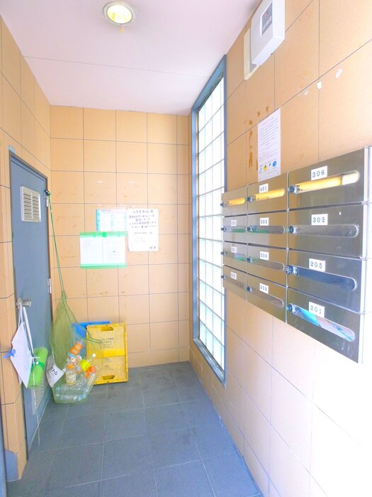 物件外観写真6　(エントランス部分)