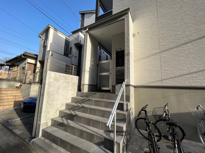 物件外観写真4　(エントランス部分)