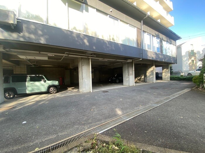 物件外観写真3　(駐車場)