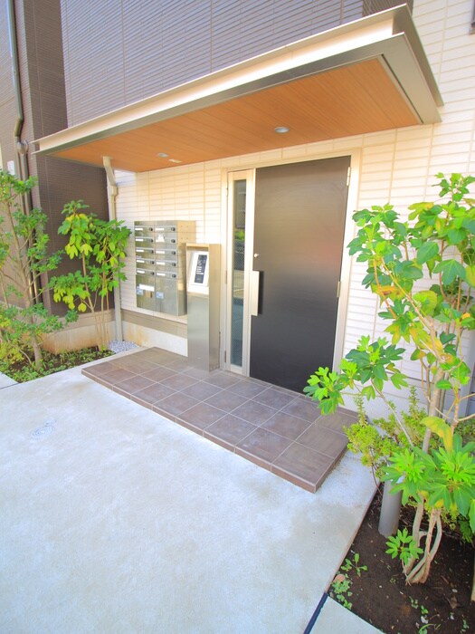 物件外観写真2　(エントランス部分)