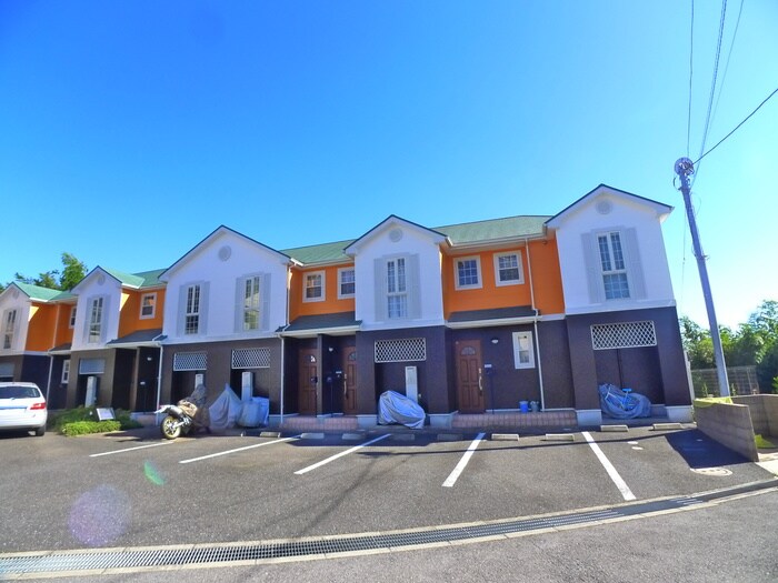 物件外観写真2　(駐車場)