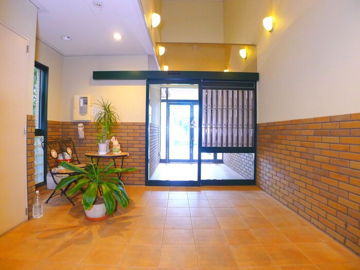 物件外観写真2　(エントランス部分)