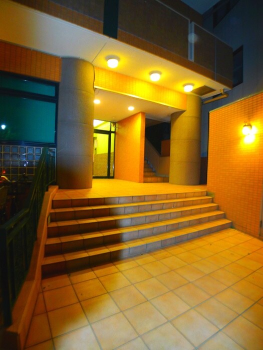 物件外観写真6　(エントランス部分)