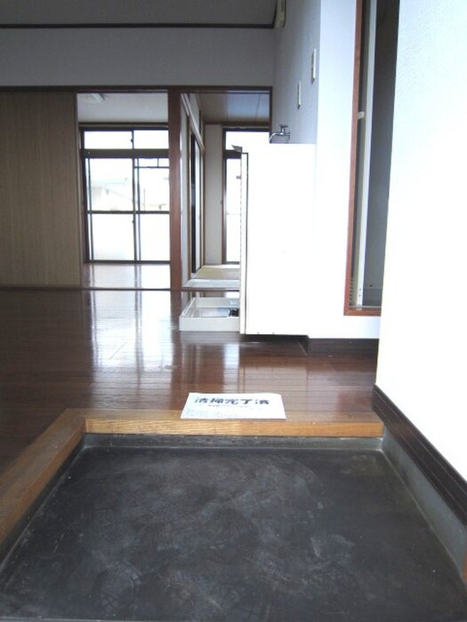 物件内観写真4　(玄関)