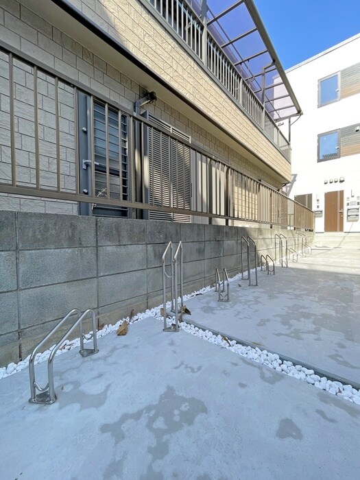 物件外観写真4　(駐輪場)