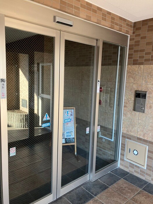 物件外観写真6　(エントランス部分)