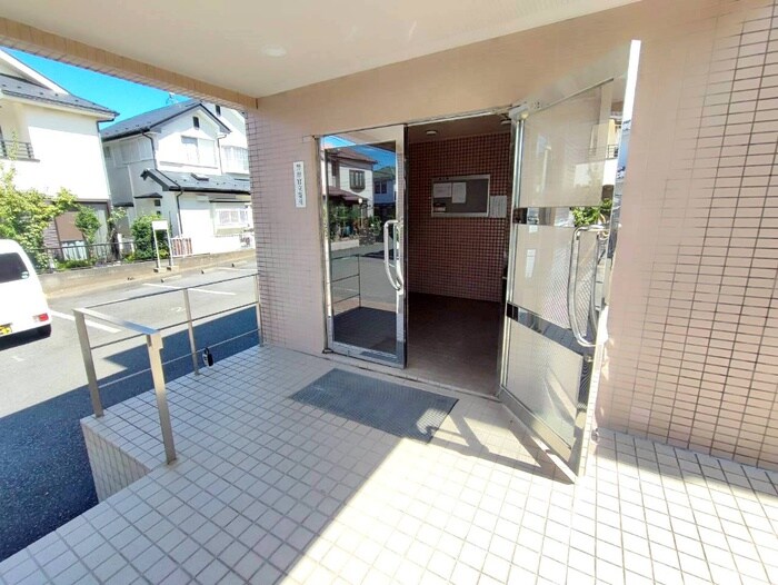 物件外観写真2　(エントランス部分)