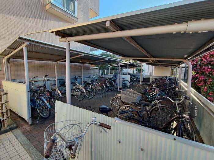 物件外観写真4　(駐輪場)