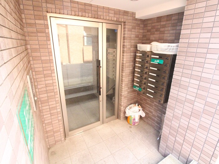 物件外観写真6　(エントランス部分)