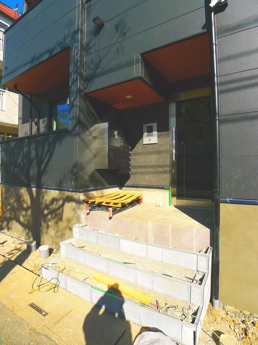 物件外観写真4　(エントランス部分)