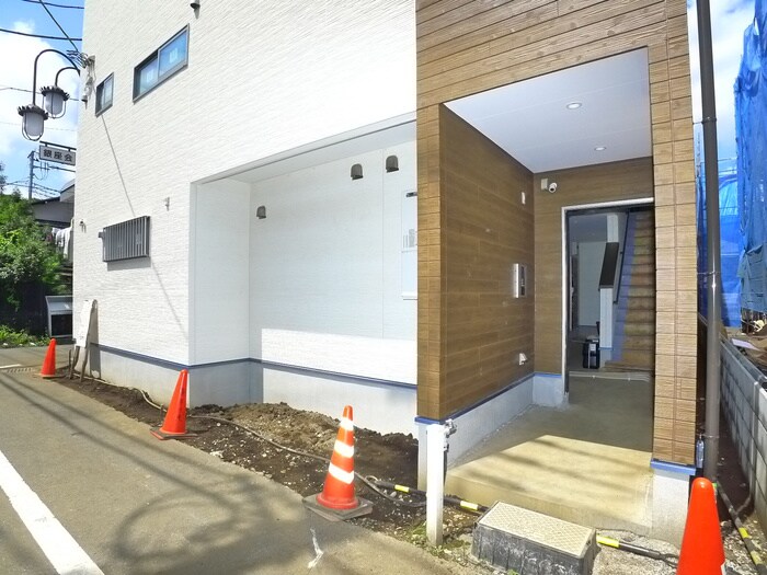 物件外観写真2　(エントランス部分)