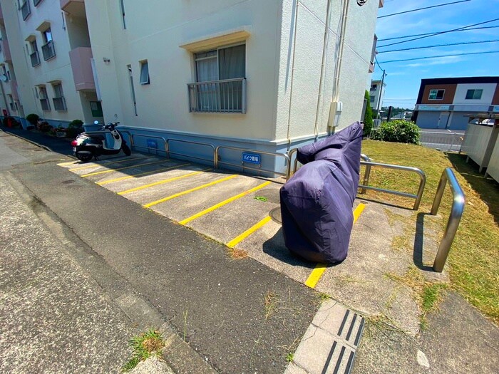 物件外観写真3　(バイク置き場)