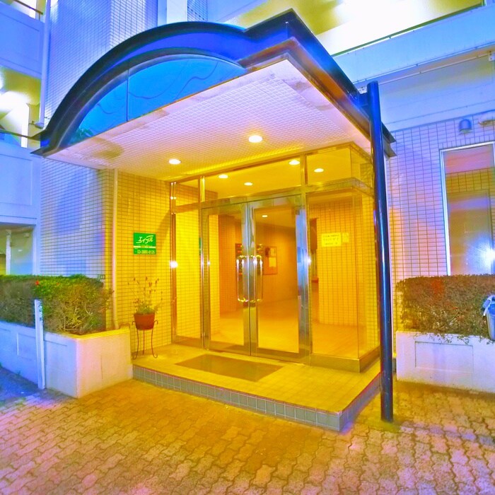 物件外観写真1　(エントランス部分)