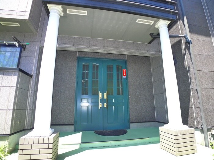 物件外観写真2　(エントランス部分)