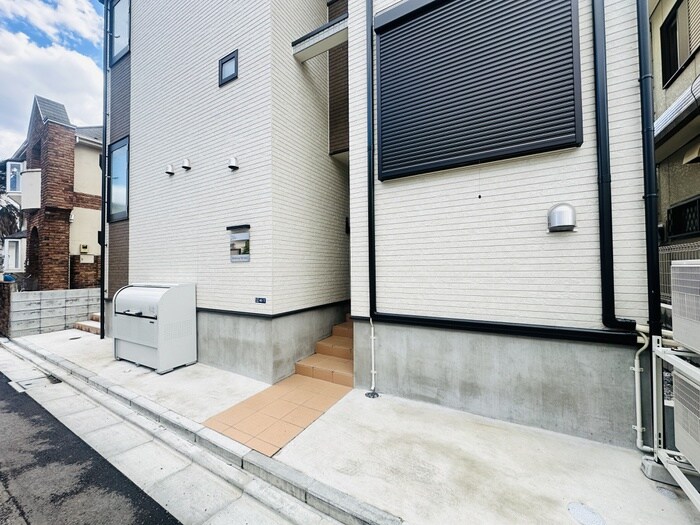 物件外観写真3　(エントランス部分)