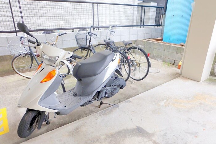 物件外観写真5　(バイク置き場)