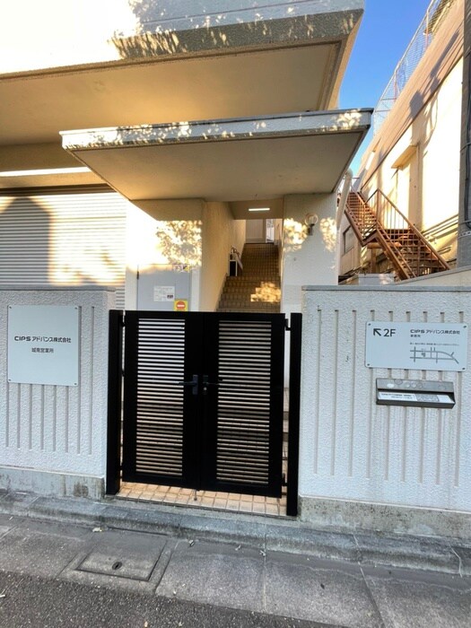 物件外観写真3　(エントランス部分)