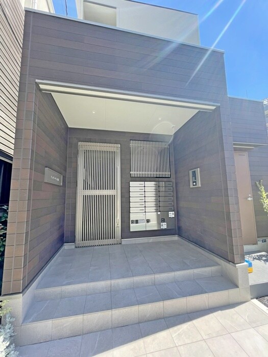 物件外観写真2　(エントランス部分)