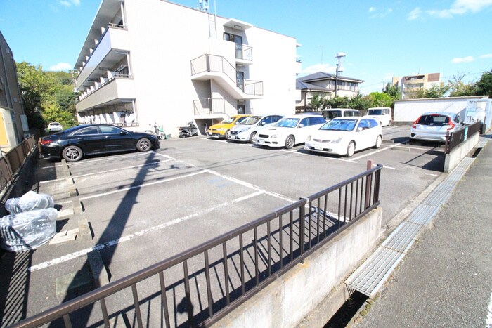 物件外観写真4　(駐車場)