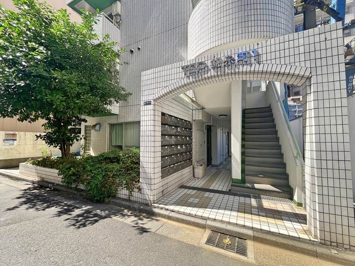 物件外観写真2　(エントランス部分)