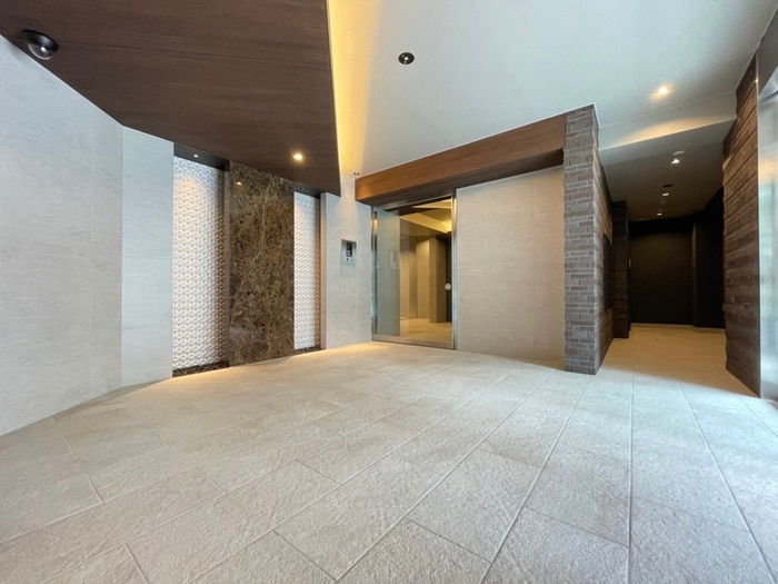 物件外観写真2　(エントランス部分)