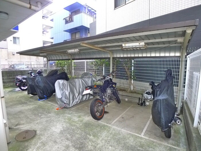 物件外観写真6　(バイク置き場)