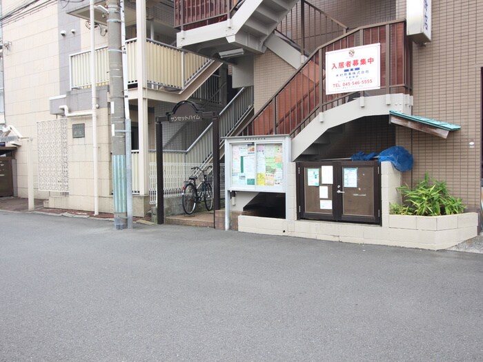 物件外観写真6　(エントランス部分)