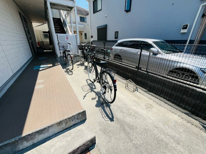物件外観写真4　(駐輪場)