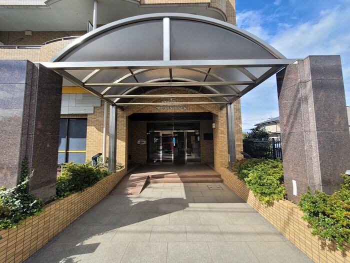 物件外観写真6　(エントランス部分)