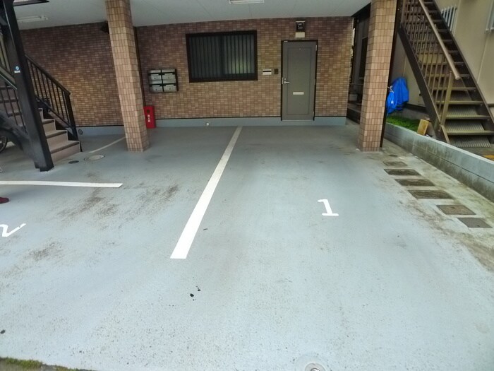 物件外観写真4　(駐車場)