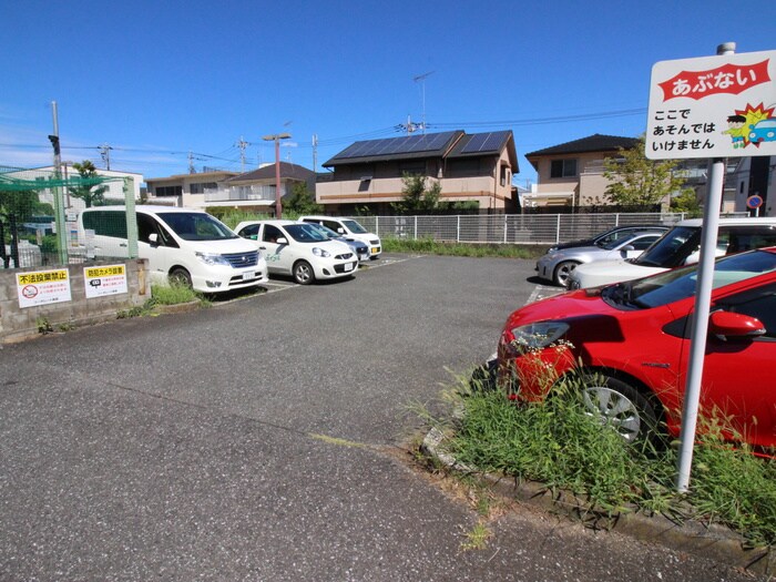 物件外観写真5　(駐車場)