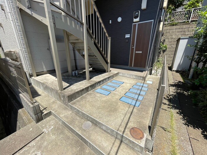 物件外観写真3　(エントランス部分)