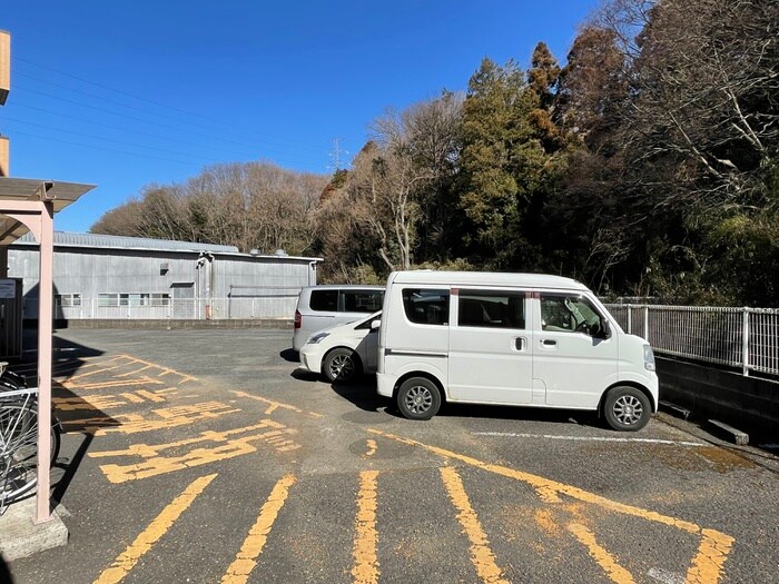 物件外観写真4　(駐車場)