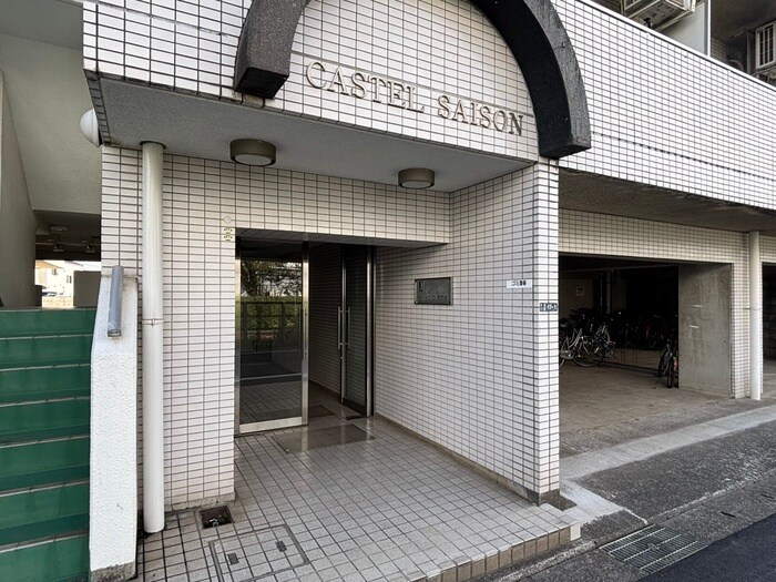 物件外観写真3　(エントランス部分)