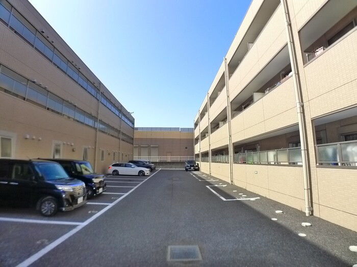 物件外観写真5　(駐車場)