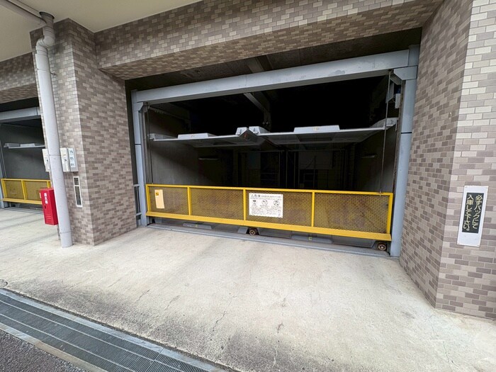 物件外観写真3　(駐車場)