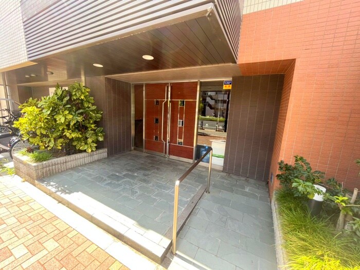 物件外観写真6　(エントランス部分)