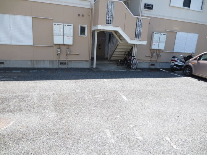 物件外観写真3　(駐車場)