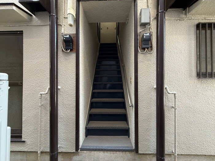 物件外観写真4　(エントランス部分)