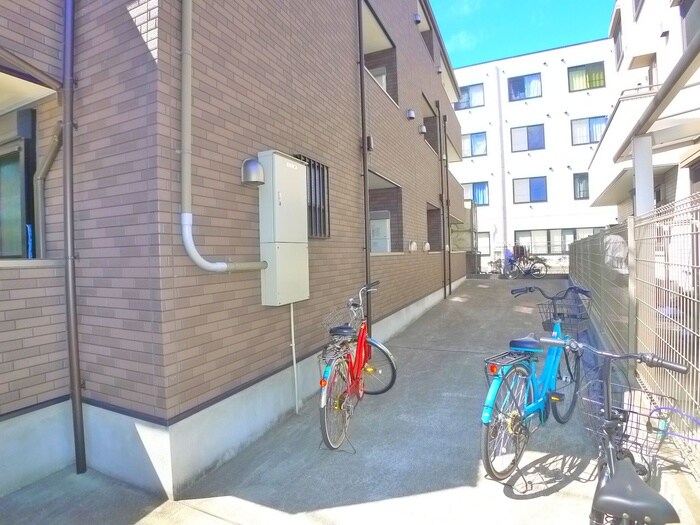 物件外観写真4　(駐輪場)