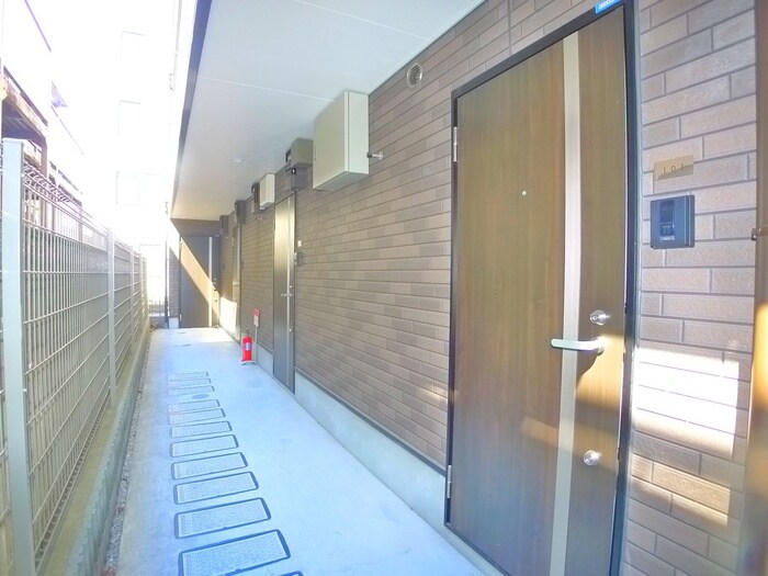 物件外観写真6　(エントランス部分)